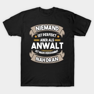 Funny Lawyer Gift- Niemand Ist Perfekt T-Shirt